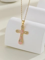 Vista macro di una collana a croce dorata con smalto rosa e zirconi brillanti - Oro Rosa Bianco Zircone