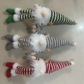 Tres gnomos de Navidad con gorros de lentejuelas en verde, gris y rojo - Pierna Larga Oreja de Elfo Blanco Verde Con LED