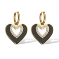 Elegantes pendientes de corazón dorados con esmalte negro y circonio en fondo blanco - Tono Oro - Corazón Negro