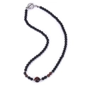 Detailansicht der Obsidian-Halskette mit Tigerauge-Perlen und silbernem T-Verschluss - Rotes Tigerauge-Halskette