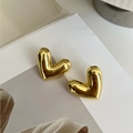 Dettaglio di orecchini a lobo a forma di cuore in ottone placcato oro lucido - Oro