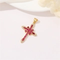 Pendente croce vintage dorata con zirconi magenta a goccia e pavé di pietre bianche - Rosso rosa