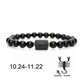 Détail du bracelet Scorpion en perles noires mates avec charme cylindrique du zodiaque - Scorpion