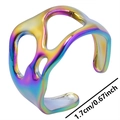 Dettaglio dell'anello in acciaio inossidabile iridato con misura del diametro interno di 1,7 cm - Arcobaleno