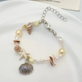 Bracciale boho con perle bianche, ciondoli a stella marina e conchiglie naturali - Stile Oceano Giallo Argento Antico (10 Argento Antico Giallo 4129)
