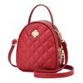 Sac bandoulière rouge matelassé avec détails dorés et logo trèfle élégant pour femme - Bordeaux