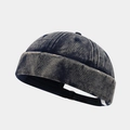 Détail du bonnet docker en denim bleu délavé montrant la texture et le bord roulé - Réglable / Bleu clair