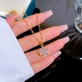 Collier doré élégant avec pendentif flocon de neige serti de zircons clairs - Pendentif En Cuivre Et Chaîne En Acier Titane E216