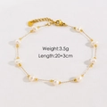 Detail van gouden titanium armband met parels met 20+3cm lengte en 3,5g gewicht - Enkelbandje
