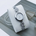 Luxe zilverkleurig kwartshorloge voor dames met strass hartaccenten en een schakelband - Zilver