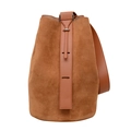 Sac seau en cuir givré marron caramel avec une élégante bandoulière large en cuir - Marron Jaune