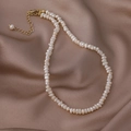Detalle macro de collar de perlas de agua dulce barrocas con cierre de mosquetón - Estilo Gargantilla Barroca Irregular