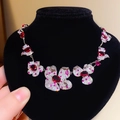 Collier fleur exquis avec diamants et rubis rouges ovales sur un buste en velours noir - Collier de pétales de rubis (4#) / Argent/Violet
