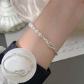 Silberne Gliederkette und weiße Perlenarmband am Handgelenk mit flacher Ansicht - Perle Verriegelungskette