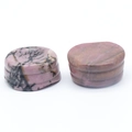 Base per sfera di cristallo in agata rosa con venature naturali e scanalature laterali - Rodonite