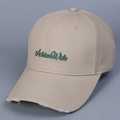 Detail der khakifarbenen Baumwoll-Baseballkappe mit grüner Stickerei und Used-Look-Krempe - M (56-58cm) / Khaki