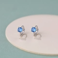 Pendientes de aro en plata S925 con circonitas azules redondas de diseño minimalista - Plata 925 / Blanco Platino / Circonita Azul