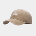 Détail de la broderie CAT MOM sur une casquette de baseball vintage en toile marron - Réglable / Kaki