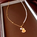 Detalle del collar chapado en oro con colgante de calabaza de ámbar y perlas - Collar - Dorado - Beige