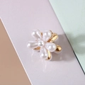 Détail d'une pince à cheveux fleur avec perles nacrées et base dorée élégante - Style Perle / Blanc