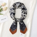 Donkerblauwe zijden vierkante sjaal met paisley-motief en bruine rand - Vierkante Sjaal (70FJ206-1) / Marineblauw