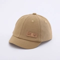 Détail de la casquette bébé en coton kaki avec un écusson en cuir ours fait à la main - 48cm (6-18 Mois) / Kaki