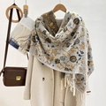 Grauer Ethno-Jacquard-Schal mit gelb-blauen Blumenmustern und Fransenverzierung - Gelb