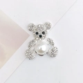 Dettaglio di un ciondolo a forma di orsetto d'argento con perla grande e strass lucidi - Argento
