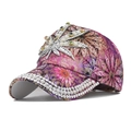 Détail d'une casquette florale avec feuille en strass et décorations de perles - Réglable / Violet Érable