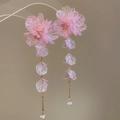 Detailansicht der rosa Acryl-Blumenohrringe mit Quasten und perlmuttfarbenen Blüten - Silber-Ohrstecker - Rosa
