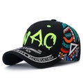 Cappellino nero con ricamo WAO verde e stampa etnica su uno sfondo bianco pulito - Regolabile / Standard Nero Frontale