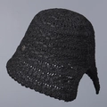 Detail eines schwarzen Häkel-Fischerhuts mit Lochstrickmuster und seitlichem Metalllogo - M(56-58cm) / Schwarz
