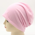 Bonnet tombant rose en maille douce pour hommes et femmes sur fond blanc minimaliste - Réglable / Rose
