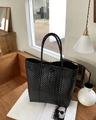 Détail d'un grand sac fourre-tout noir tressé avec une texture croisée haut de gamme - Noir