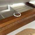 Silberner Vintage-Ring mit runden Zirkonia und gebürsteter Textur in einer Box - Silber Gebürsteter Kreisförmiger Pave Strass Offener Ring (J5237)