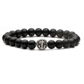 Bracciale da uomo con perle nere opache e ciondolo a forma di ancora argento su sfondo bianco - Nero Opaco