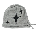 Détail du bonnet en maille gris foncé avec broderies d'étoiles noires et cordon - Taille unique / Gris
