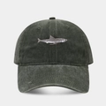 Detailansicht einer verwaschenen olivgrünen Baseballkappe mit Haifisch-Stickerei - Armeegrün