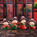 Set di 4 statuette in resina stile Dinastia Tang in abiti tradizionali rossi e verdi - 1056-2 Piccolo Set di 4