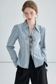 Dettaglio della camicia di jeans azzurra con allacciatura frontale e occhielli in metallo - L / Azzurro