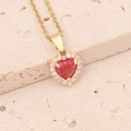 Dettaglio della collana in rame con pendente a cuore in zircone rosso e cristalli - Collana Rosso Rosa