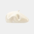 Primer plano detallado de la boina de lana crema con elegante bordado blanco - Talla única / Blanco