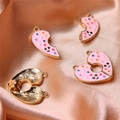 Vista macro de colgantes de corazón de donut rosa con cierre magnético y oro - Corazón de Rosquilla Sonriente