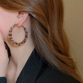 Gros plan sur une boucle d'oreille ronde léopard floquée portée par un mannequin pro - Créole Ronde En Peluche (13# Tige en Argent-Café-Léopard-Rond)