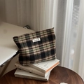 Detail van vintage geruite tweed make-uptas met rits en Simple Wish-weblabel - Beige en Koffie Grote Ruit