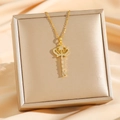 Elegante goldene Kronen-Schlüssel-Halskette mit Zirkonia-Kristallen auf Schmuckkästchen - Gold Schlüssel