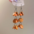 Détails des boucles d'oreilles bohèmes avec perles orange et disques en bois brun - Crochet d'oreille - Orange