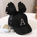 Dettaglio cappello mesh nero con fiocco, perle bianche e lettera A di strass luccicanti - 2-10 Anni (48-54cm) / Nero (A Strass)