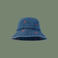Bob en jean bleu foncé avec broderie cœur rouge dans un style minimaliste moderne - M (56-58cm) / Bleu foncé