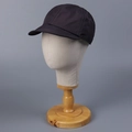 Dettaglio cappellino da baseball in nylon viola scuro ad asciugatura rapida con cuciture - M (56-58cm) / Grigio